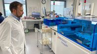 Ylilääkäri Antti Hakanen TYKS:in laboratoriossa.