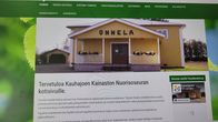 Kuvakaappaus Kainaston nuorisoseuran nettisivulta, jossa kuvassa keltainen lautavuorattu Onnelan nuorisoseura.