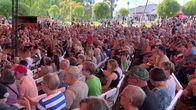 Kaustisen festivaaliareenan yleisöä vuoden 2023 avajaisissa.