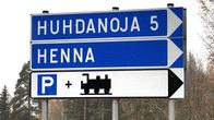 Kolme liikenteen opastekylttiä seisoo päällekkäin. 