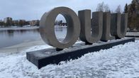 Oulu-kirjaimet Hupisaarten keskuspuistossa Oulussa.