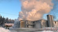 Elonen Oy:n Töysän korppu- ja keksitehtaan paloa sammutetaan.