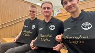 Lempäälän lukiolaiset näyttävät mustia paitoja, joissa kultaisella tekstillä lukee "Shanghai Lights". Oikealta Emil Mäkynen (Shanghai Lightsin kapteeni), Sami Paasi, Oliver Heino. Kuvauspäivä 7.2.2024.