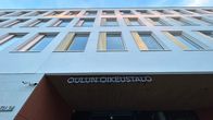 Oulun Oikeustalon edusta Torikadulla kaupungin keskustassa.