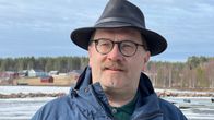 Mies katsoo ohi kamerasta Kemijoen maisemassa.