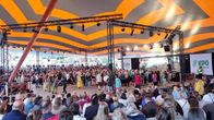 Kaustisen kansanmusiikkijuhlien päälavan konserttiyleisöä Club for Fiven konsertissa.