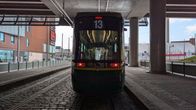Katoksen alla pimeässä on raitiovaunu, jonka näytöllä lukee linja 13.