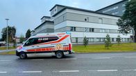 Ambulanssi saapuu sairaalan ensiapuun hätävalot päällä.