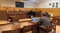 Porin käräjäoikeuden salissa tuomari, lautamiehet ja asianajajat istuvat paikoillaan valmiina aloittamaan oikeudenkäynnin.