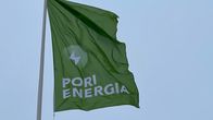 Pori Energia -lipputanko, jossa liehuu vihreä Pori Energia -lippu.