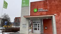 Pori Energia -yhtiön toimistorakennus ulkoa, jossa näkyy yrityksen logo ja lippu.