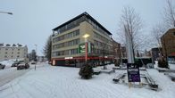   Rakennusvalvonnan mukaan tässä Koskikadulla sijaitsevassa kerrostalossa on laitonta majoitustoimintaa. Asunto-osakkeiden omistaja kiistää.