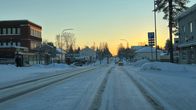 Auringonlasku talvisen kaupungin keskustassa.