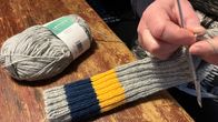 Villasukkakudin pöydällä. Varressa on Ukrainan värit sininen ja keltainen raitoina.