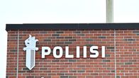 Lähikuvassa on punatiilinen seinä, jossa lukee "Poliisi" ja on poliisin vaakuna.