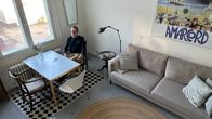 Hankolainen Joni Kauppinen istuu pöydän ääressä vapaa-ajan asuntonsa olohuoneessa Hangossa.