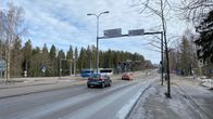 Autoja ajaa tiellä. Yllä viitat Yliopisto, Skinnarila, Sammonlahti, keskusta. 