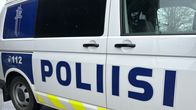 Kuvassa on suomalaisen poliisiauton valkoinen kylki, jossa lukee sinisellä kirjaimella poliisi. 