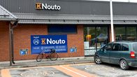 Lähikuvassa on punatiilinen matala K-marketrakennus. Marketin vieressä on auto parkissa. 