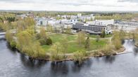 Ilmakuvassa Sirkkalan puisto hotelli Kimmelin ja Pielisjoen välissä.