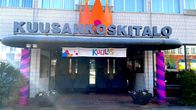 Kuva teatterin pääovesta, jossa paljon koristeita.