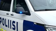 Lähikuvassa on sinivalkoinen pakettiauto, jonka kyljessä lukee sinisellä poliisi. 
