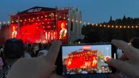 Upea ilta Porin Jazzissa: lavalla soittaa Sting ja ympärillä innostunutta yleisöä nauttimassa festivaalitunnelmasta.