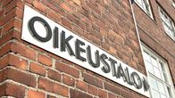 Punatiilisen rakennuksen seinässä lukee valkoisella pohjalla mustin kirjaimin: Oikeustalo.