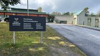 Kuvassa näkyy Parikkalan hyvinvointikeskus ja sen edustalla oleva kyltti, jossa mainitaan palvelut.