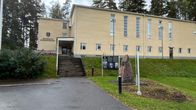 Parikkalan kunnantalon etupiha ja sisäänkäynti. Kunnan vaakuna on näkyvissä rakennuksen seinällä.