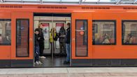 Matkustajia metrossa, metron ovet auki.
