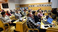 Kunnanvaltuusto kokoontuu valtuustosalissa. 