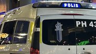 Kuvassa on poliisiauton takaosa, jossa miekkamerkki ja sininen valo polis . 