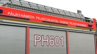 Lähikuvassa on punaisen ja harmaan paloauton kylki. 