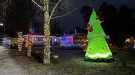 Talon pihalla loistaa jouluvaloketjuja ja puhallettava kuusi,
