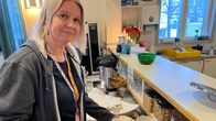 Toimintakeskuksen johtaja Maria Rumpunen laittaa puuroa kuppiin Keskustan varikon ruokailussa.