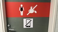 Naisten pukuhuoneen ovi Lohjan Neidonkeitaan uimahallissa. 