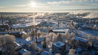Talvinen näkymä Riihimäeltä, jossa aurinko paistaa matalalta taivaalla.