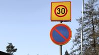  Liikennemerkki, jossa on nopeusrajoitus 30 km/h sekä pysäköintikielto alueella.