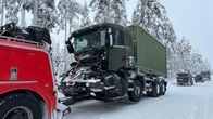 Rikkinäinen ajoneuvo hinauksessa.