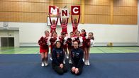Cheerleading-joukkue poseeraa kameralle.