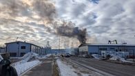 Teollisuushalli palaa ja rakennuksesta nousee sankkaa savua.