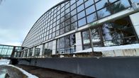 Imatran uimahallin iso, kaarimainen ikkunajulkisivu.