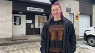 Eläinlääkäri hymyilee takkipäällä Inarin kunnan eläinlääkäri asemalla 17.3.2025 Ivalossa.