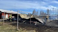 Palomies lastelee ruiskulla tulipalossa tuhoutunutta rivitaloa Polvijärvellä. 