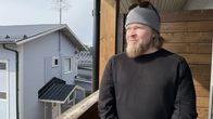 Henkilö seisoo parvekkeella aurinkoisena päivänä asuinalueella 4.5.2026 Karigasniemi.