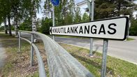 Opastekyltissä lukee Knuutilankangas. 
