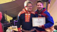 Niko Valkeapää luovutti 17.6.2026 Saamelaisneuvoston kirjallisuuspalkinnon Niillas Holmbergille. 