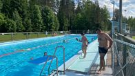 Otanmäen maauimalassa ihmisiä uimassa helteisenä päivänä.