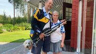 Timo ja jaana Nyström kotiovellaan iloisessa yhteiskuvassa. Labradoodeli Gandalf kurkkii parin takaa.